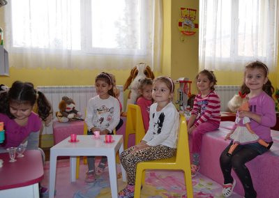 Момичета играят с кукли