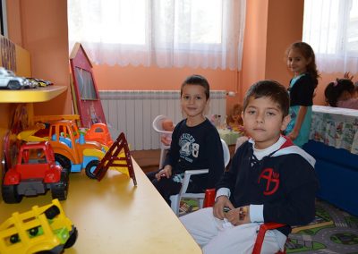 Момчета играят с коли
