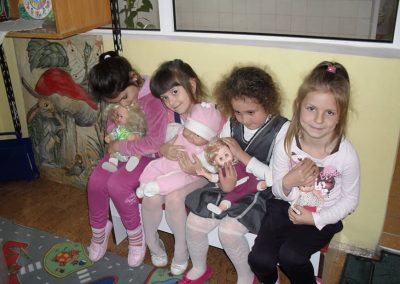 Деца с кукли