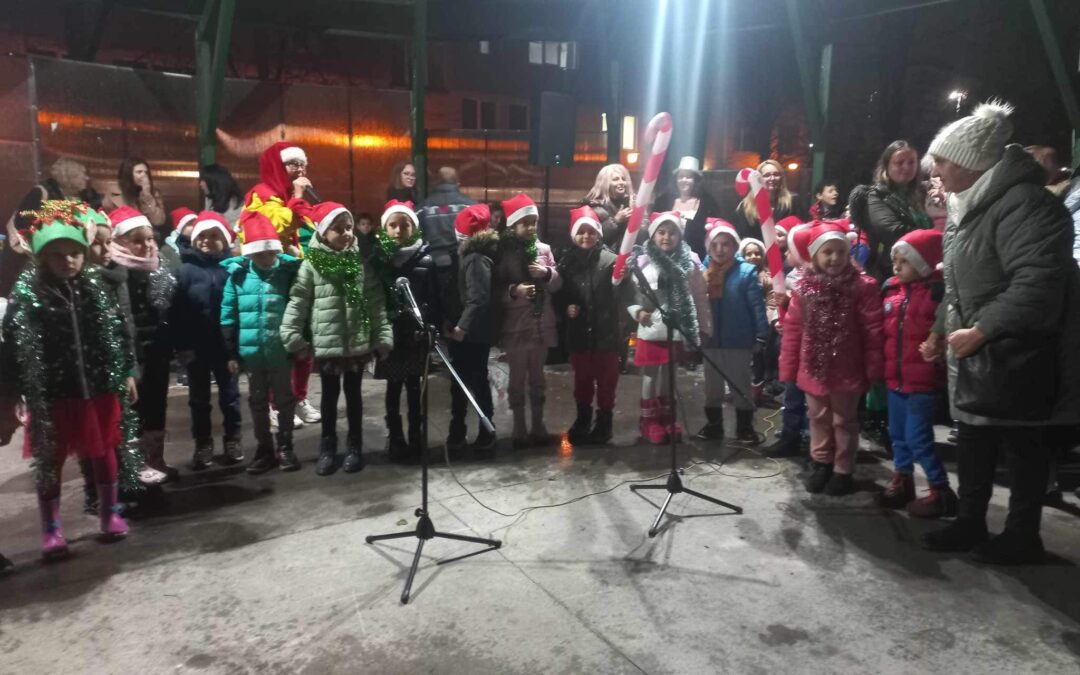 Запалване на светлините на коледната елха